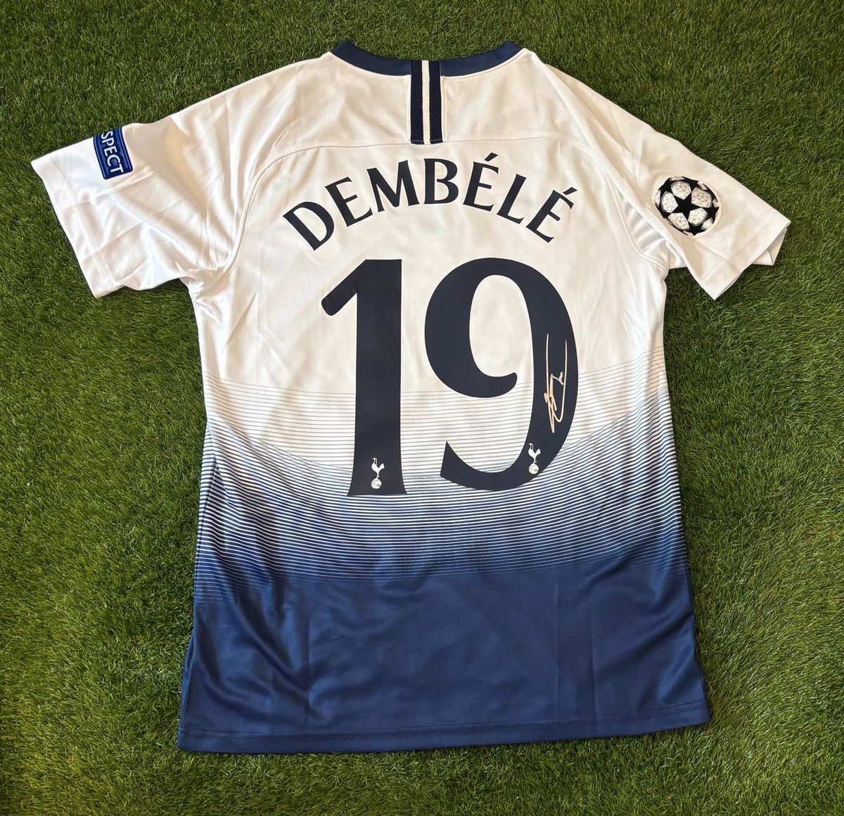 _ROMemorabilia_'s tweet image. Signed Dembele Tottenham Hotspur Champions League Home shirt with Certificate of Authenticity ✍️
Can be framed with any 2 photos of your choice and name plaque 🖼️