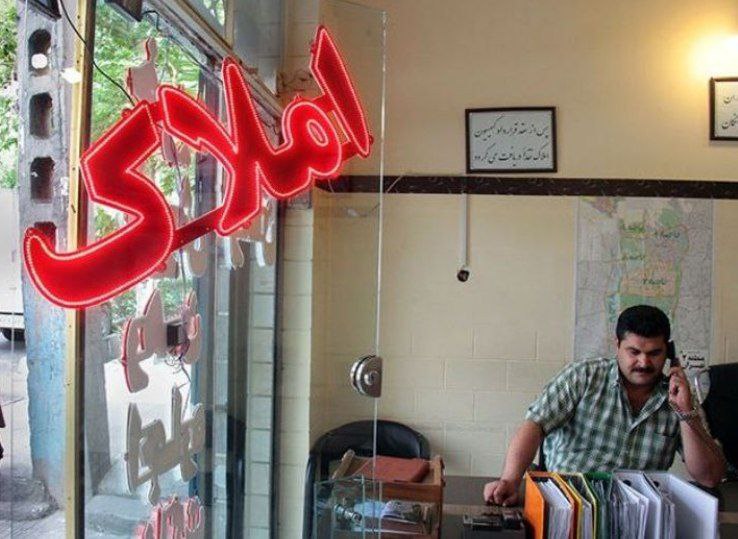 jalalpachinooo's tweet image. اگر به جای ظریف یه املاکی یا بنگاهدار برجام رو مینوشت بهتر نبود؟!
میگه لحظهی آخر، یکی به نام «فرانچسکو» اومد برجام رو تغییر داد و ما هم نخوندیمش و امضا کردیم!
ده لعنتی! بنگاهی و املاکی هم چنین قراردادی رو امضا نمیکنند.