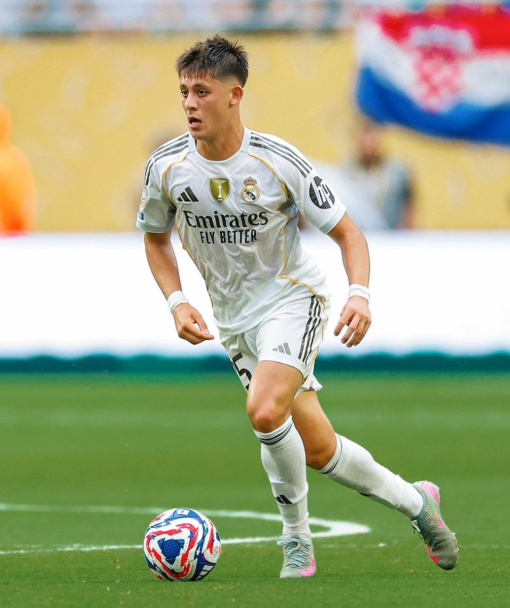 yazid_m13's tweet image. Faut qu'il continue ร travailler pour garder sa place de titulaire, il a dรฉjร montrรฉ ร Xabi qu'il รฉtait indispensable
Il l'aura peut รชtre un jour son 10, mais ce n'est qu'un simple numรฉro aprรจs tout