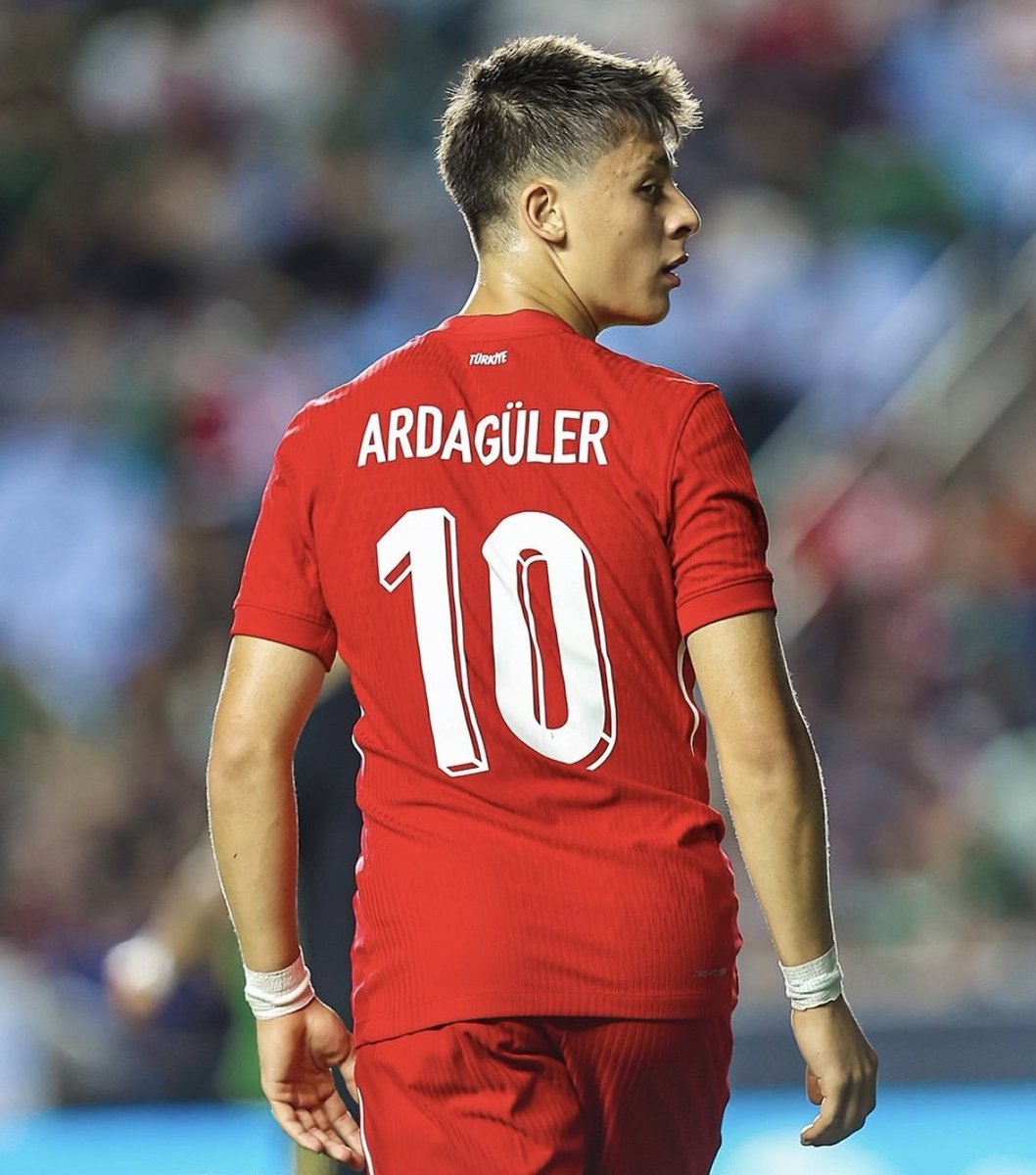 yazid_m13's tweet image. Faut qu'il continue ร travailler pour garder sa place de titulaire, il a dรฉjร montrรฉ ร Xabi qu'il รฉtait indispensable
Il l'aura peut รชtre un jour son 10, mais ce n'est qu'un simple numรฉro aprรจs tout