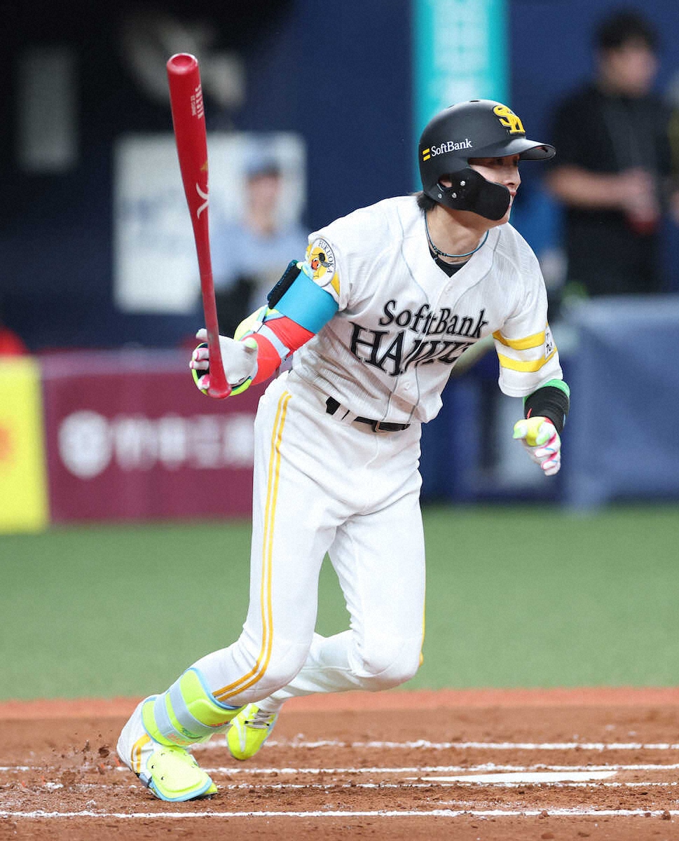 livedoornews's tweet image. 【球宴】ソフトバンク・周東、史上初の“マイク装着“ 実況・解説と会話しながらプレー
news.livedoor.com/article/detail…
選手たちがマイクを付けてプレーする史上初の試み。実況・解説から「走りますか?」と聞かれると、周東は「いきます」と宣言。二盗、三盗を成功させてキャッチャーの甲斐を苦笑いさせた。