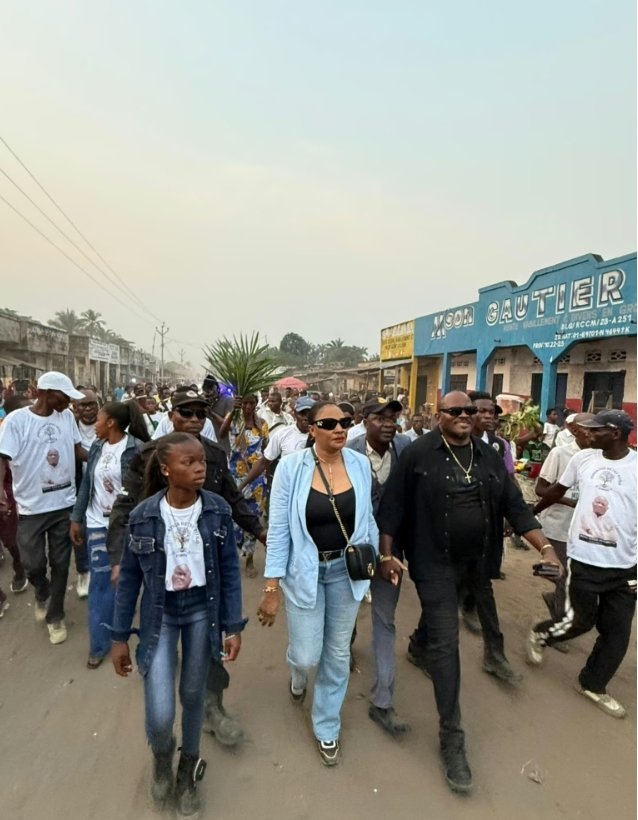 JeremyNgunga1's tweet photo. 19 ans de FOBEPI, Bethy Pitilo de retour à Gungu, la terre de ses ancêtres [Communication] 

À son arrivée, une foule immense et galvanisée était au rendez-vous pour lui offrir un accueil chaleureux.Accompagné de son épouse Mme Tanya Nkunku ainsi des membres de sa fondation, Bethy Pitilo a eut droit à une liesse populaire de reconnaissance de la part de Kwilois qui n’avaient qu’un seul slogan dans leurs bouches : « Si les autres vous ont trahi, sachez que Pitilo ne vous trahira jamais ».

Sur place, Bethy Pitilo entend mener des consultations de toutes les couches de la population afin de s’enquérir des desideratas de la masse laborieuse et de la situation générale du territoire de Gungu.

De JMM