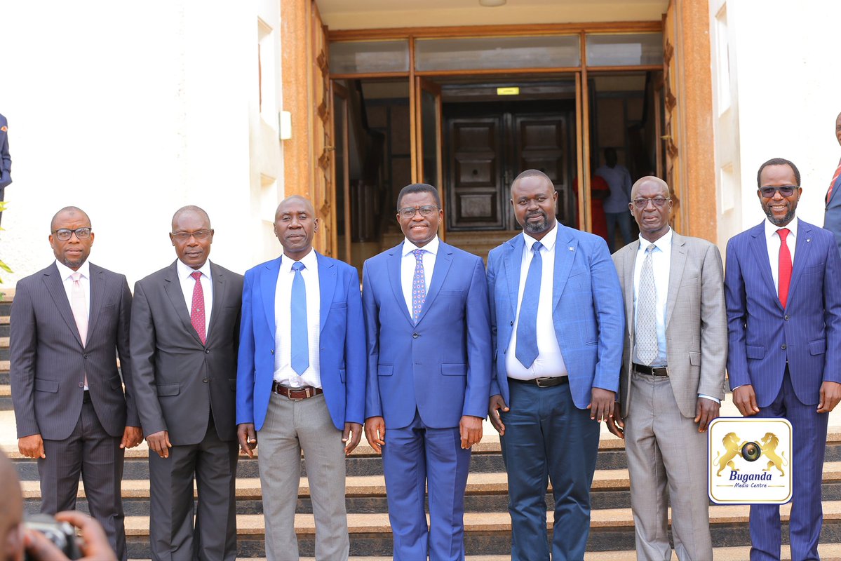 BugandaKingdom_'s tweet image. Katikkiro Charles Peter Mayiga atongozza Olukiiko lw'Embuga ya Kisekwa lwa bantu 7 nga bakulemberwa Omuk. Dr. Robert Ssonko.
Katikkiro bano abasabye okukulembeza obwenkanya nga basala emisango gyonna, kyokka era abeebazizza olw'okuwaayo obudde okukola obuvunanyizibwa obukulu nga…