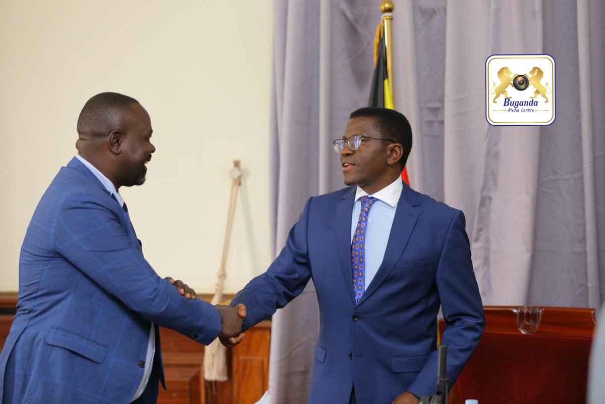 BugandaKingdom_'s tweet image. Katikkiro Charles Peter Mayiga atongozza Olukiiko lw'Embuga ya Kisekwa lwa bantu 7 nga bakulemberwa Omuk. Dr. Robert Ssonko.
Katikkiro bano abasabye okukulembeza obwenkanya nga basala emisango gyonna, kyokka era abeebazizza olw'okuwaayo obudde okukola obuvunanyizibwa obukulu nga…