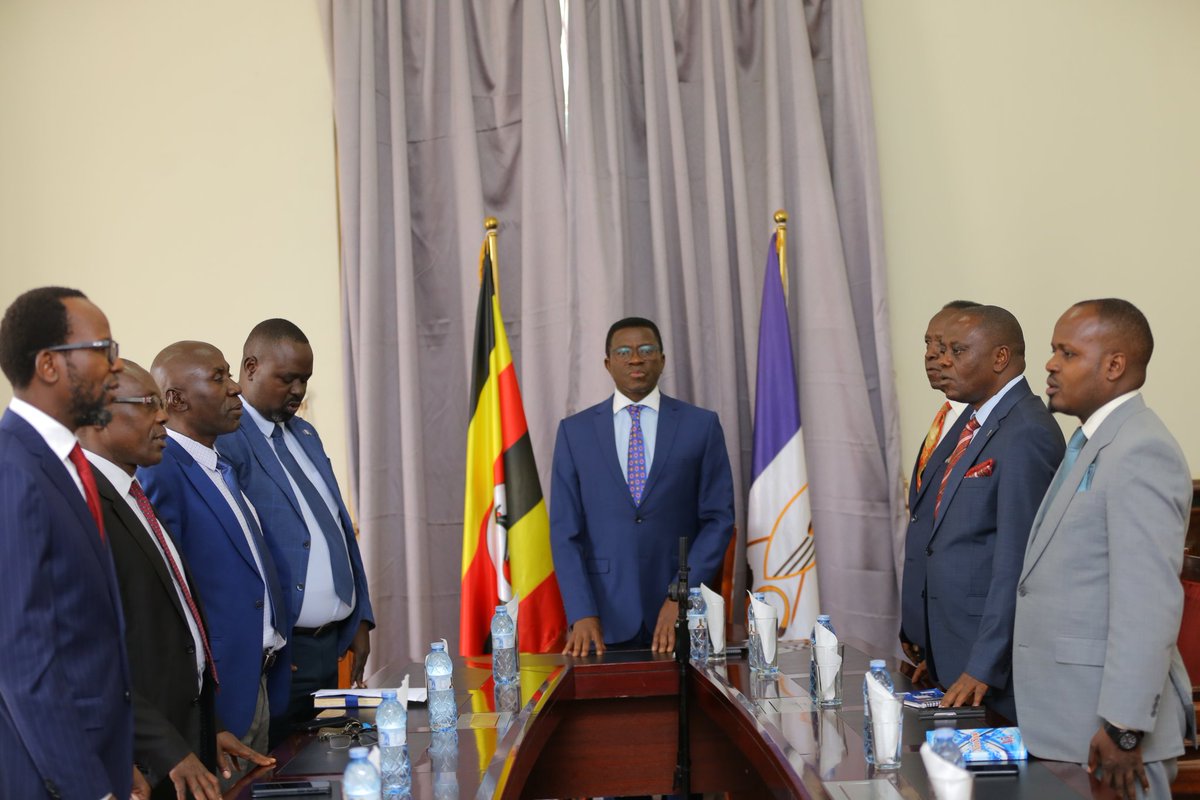 BugandaKingdom_'s tweet image. Katikkiro Charles Peter Mayiga atongozza Olukiiko lw'Embuga ya Kisekwa lwa bantu 7 nga bakulemberwa Omuk. Dr. Robert Ssonko.
Katikkiro bano abasabye okukulembeza obwenkanya nga basala emisango gyonna, kyokka era abeebazizza olw'okuwaayo obudde okukola obuvunanyizibwa obukulu nga…