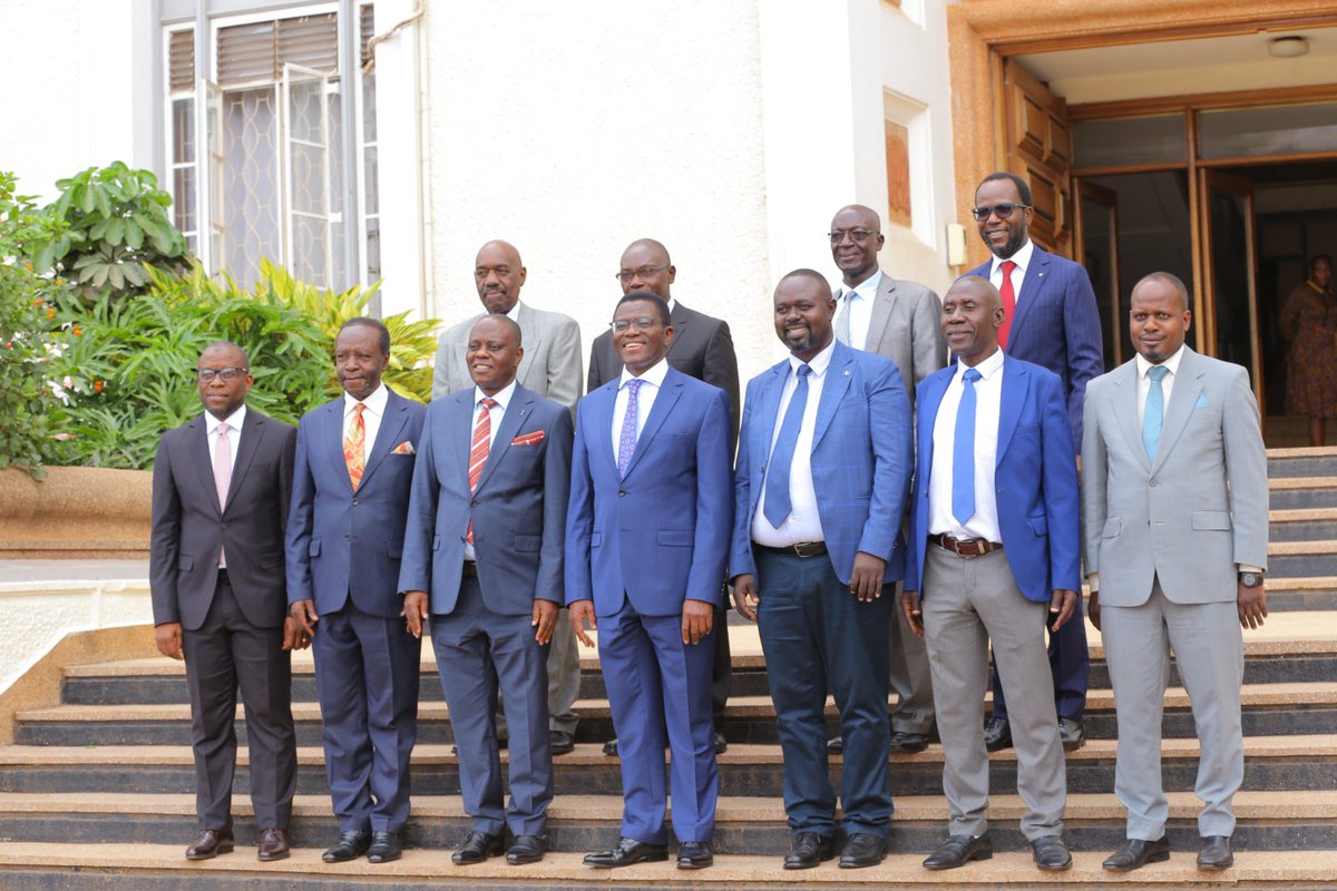 BugandaKingdom_'s tweet image. Katikkiro Charles Peter Mayiga atongozza Olukiiko lw'Embuga ya Kisekwa lwa bantu 7 nga bakulemberwa Omuk. Dr. Robert Ssonko.
Katikkiro bano abasabye okukulembeza obwenkanya nga basala emisango gyonna, kyokka era abeebazizza olw'okuwaayo obudde okukola obuvunanyizibwa obukulu nga…