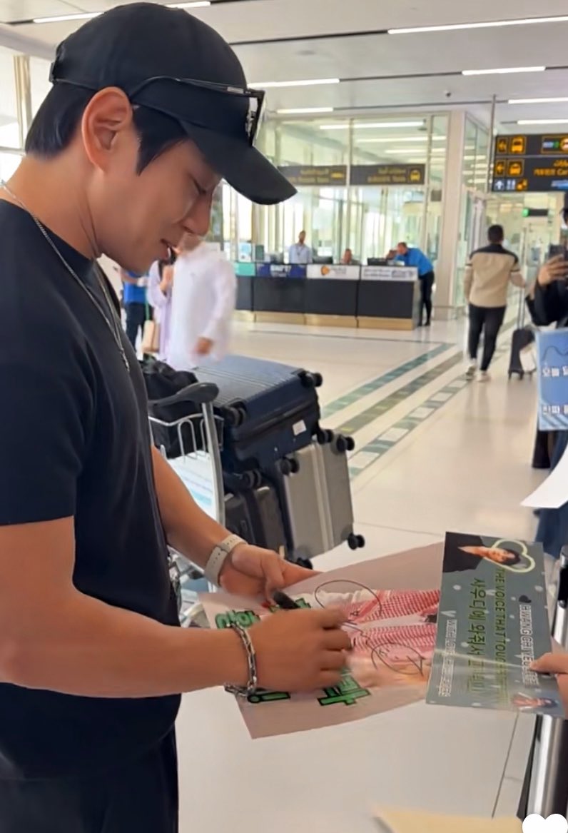 snow_whitej's tweet photo. I still can’t get over today… I met Chiyeul at the airport! 🥺 He was so sweet, his smile was absolutely heartwarming, and he had such a gentle aura. I’m forever touched 💖✨
 
#HwangChiYeul #Riyadh 
#KContentExpo2025 #OSTConcert https://t.co/PaCXRRMx07