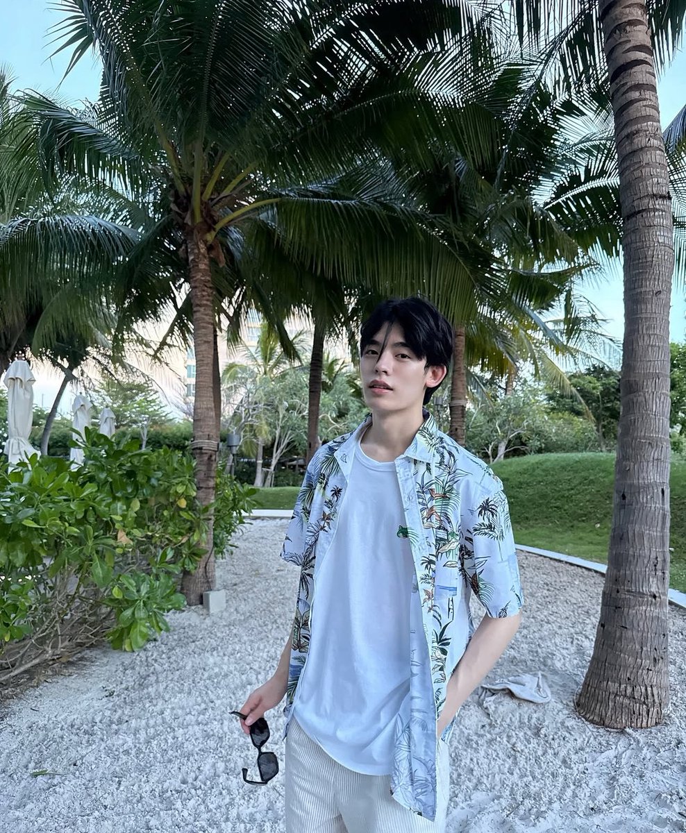 PorSnowflake's tweet photo. [ Social media Update ]

ถ้าให้เลือกระหว่างทะเลหรือภูเขา สโนขอเลือกพี่ป๋อค่ะ 🤍🌴

🗓 : 23.07.2025

📸 : IG update : @porsuppakarn 

#PorSuppakarn #SnowflakePORupdate https://t.co/ZFMfpZ986u