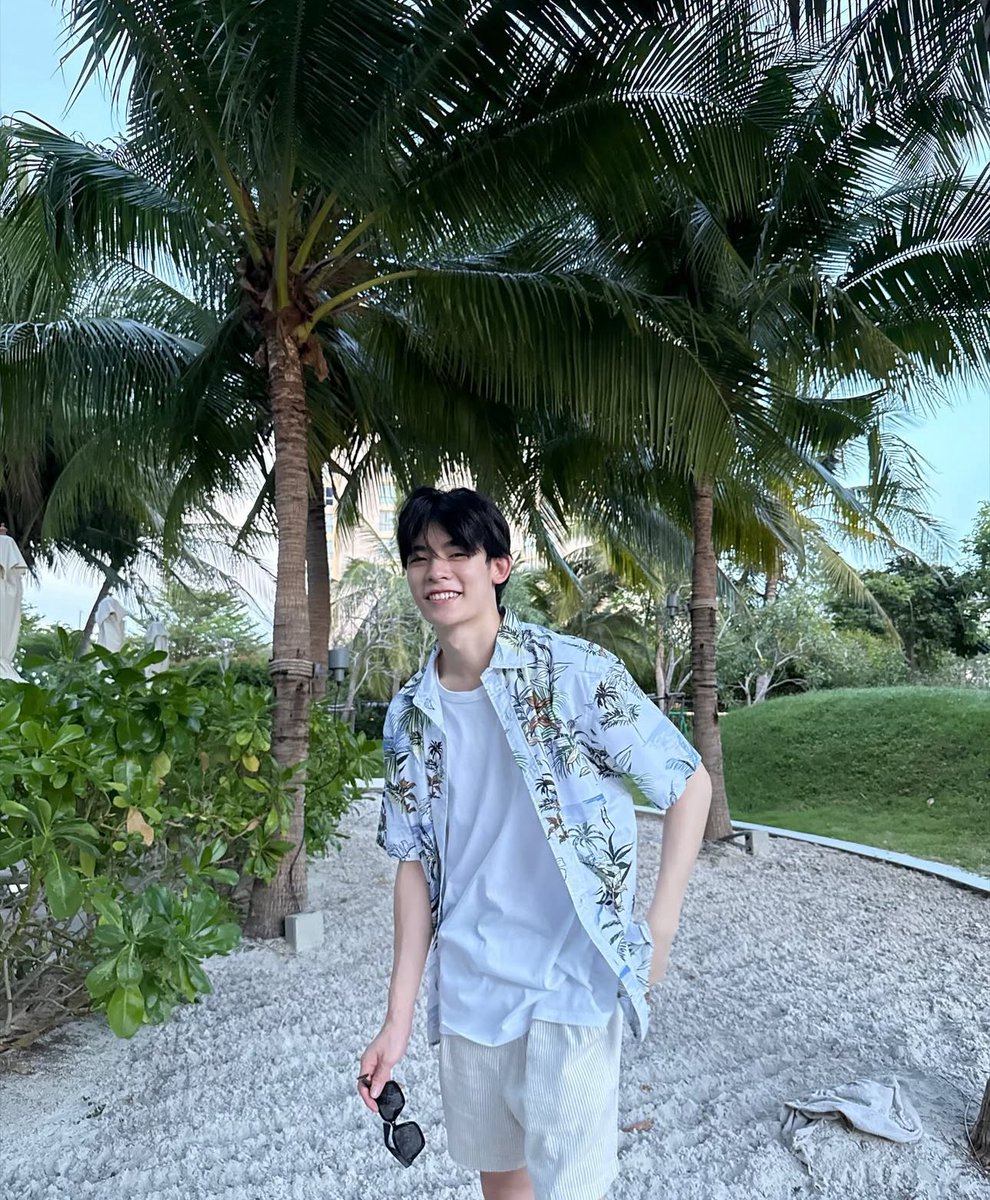 PorSnowflake's tweet photo. [ Social media Update ]

ถ้าให้เลือกระหว่างทะเลหรือภูเขา สโนขอเลือกพี่ป๋อค่ะ 🤍🌴

🗓 : 23.07.2025

📸 : IG update : @porsuppakarn 

#PorSuppakarn #SnowflakePORupdate https://t.co/ZFMfpZ986u