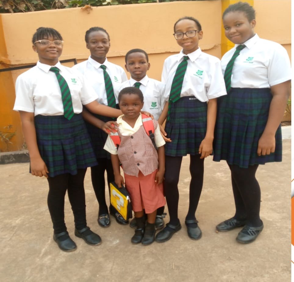 winexviv's tweet image. Last year, these group of students from Evergreen schools Enugu went on a school organized visit to less privileged areas to see how other children fare.
Amongst all the children they met, they picked interest in this 8 years old girl Amazing Grace. She lost her mom at age 7 and…