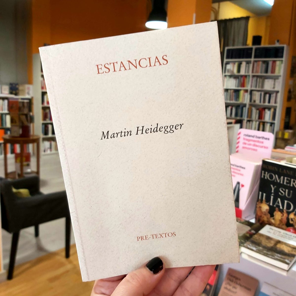 Meta Librería (@metalibreria) on Twitter photo En 1962 Heidegger viaja por fin a Grecia en busca de "lo griego inicial". Tras el desencanto preliminar, llega al mar y al silencio de Delos, donde algo distinto resuena, tornando el viaje en estancia y Grecia en pensamiento vivo. <a href="/PreTextosLibros/">Pre-Textos</a>
👉metalibreria.com/producto/estan… En 1962 Heidegger viaja por fin a Grecia en busca de "lo griego inicial". Tras el desencanto preliminar, llega al mar y al silencio de Delos, donde algo distinto resuena, tornando el viaje en estancia y Grecia en pensamiento vivo. <a href="/PreTextosLibros/">Pre-Textos</a>
👉metalibreria.com/producto/estan…