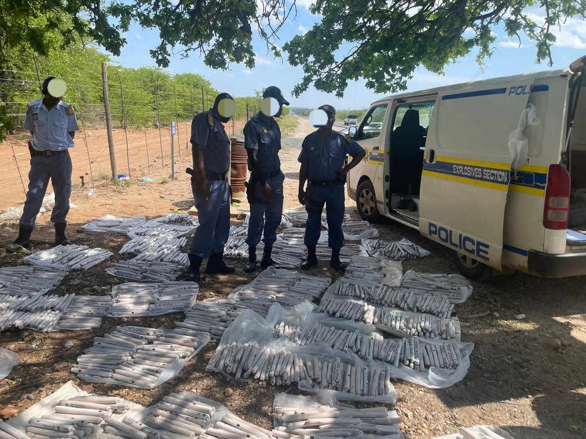sa_crime's tweet image. ZIMBABWEAN NATIONAL CONVICTED AND SENTENCED TO 15 YEARS DIRECT IMPRISONMENT FOR ILLEGAL POSSESSION OF EXPLOSIVES
On 22 July 2025, Musina Regional Court convicted and sentenced a Zimbabwean national, Fore Brighton (33) to fifteen (15) years direct imprisonment for unlawfall…