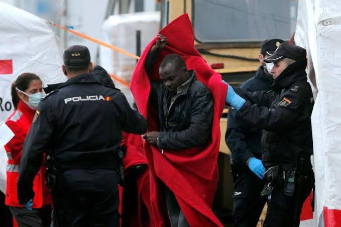 RadioEuropes's tweet image. 🚨🇪🇸BREAKING NEWS
The Spanish police have arrested a migrant from North Africa for stabbing a Spanish waiter to death when he was on his way home from work in Barceloneta.
The migrant has been released on bail.
