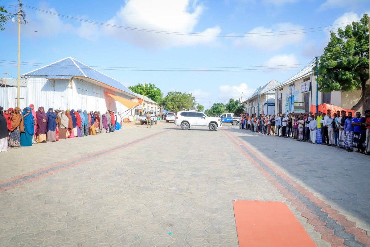 Guddoomiyaha G/Banaadir ahna Duqa Muqdisho, Dr. Xasan Maxamed Xuseen (Muungaab), ayaa xaafadda Suuqa Xoolaha ee Degmada Heliwaa ka dhaggax-dhigay 7 waddo oo interlock ah, asigoona xarigga ka jaray tiro la mid ah oo ay dhismihiisa iska kaashadeen Maamulka Degmada iyo Bulshada.