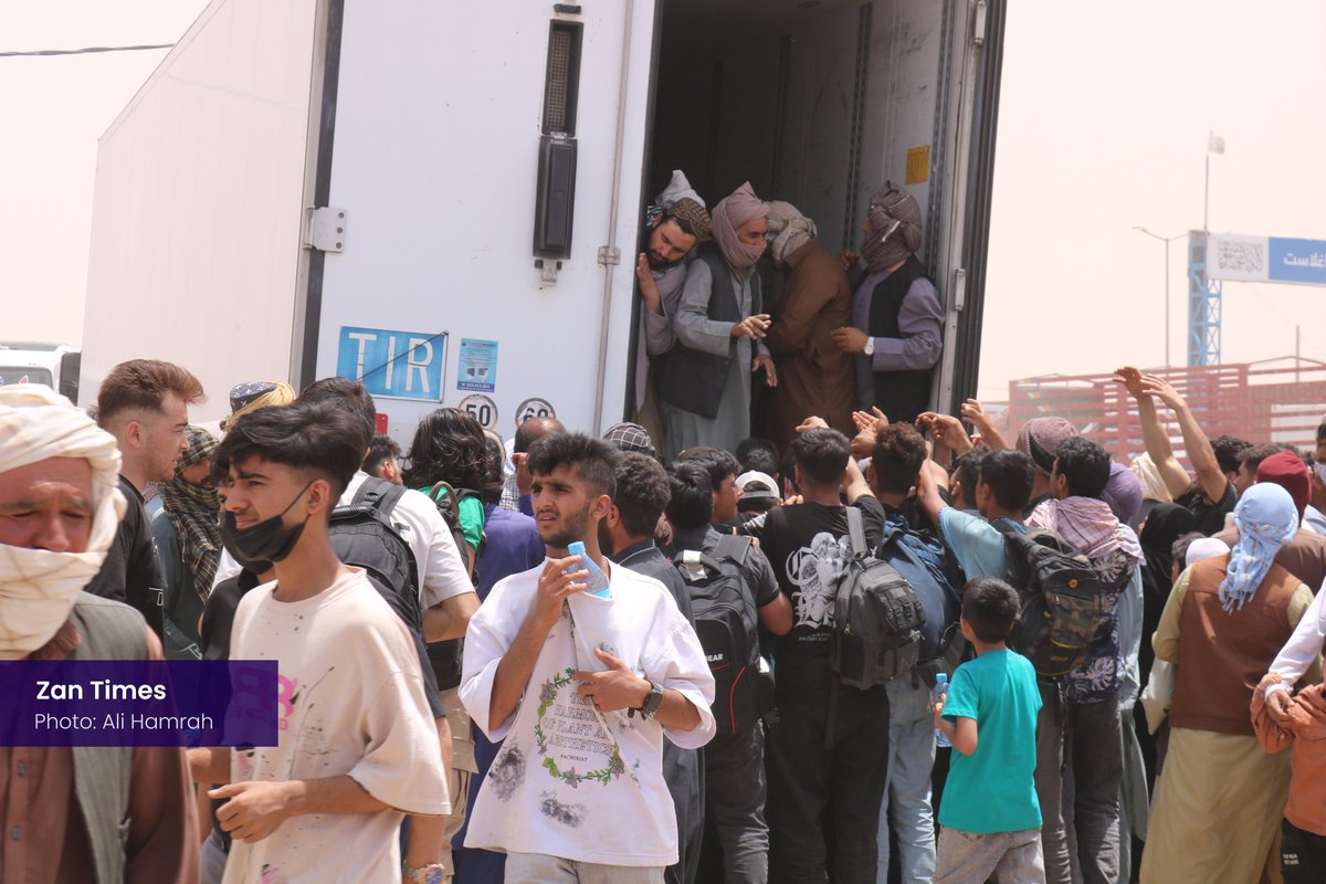 ZanTimes's tweet image. Iran has forcibly deported over 717K Afghan refugees since March 2025, with the total for the year exceeding 1 million. For returnees crossing the border into AFG is not a homecoming, it is another descent into uncertainty. Many arrived with no money, no food & no shelter.