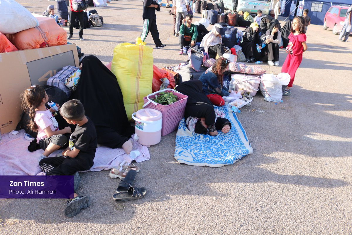 ZanTimes's tweet image. Iran has forcibly deported over 717K Afghan refugees since March 2025, with the total for the year exceeding 1 million. For returnees crossing the border into AFG is not a homecoming, it is another descent into uncertainty. Many arrived with no money, no food & no shelter.