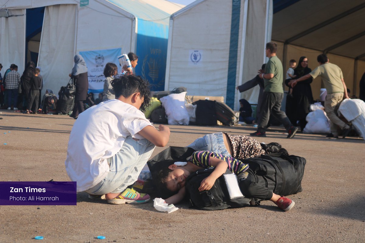 ZanTimes's tweet image. Iran has forcibly deported over 717K Afghan refugees since March 2025, with the total for the year exceeding 1 million. For returnees crossing the border into AFG is not a homecoming, it is another descent into uncertainty. Many arrived with no money, no food & no shelter.