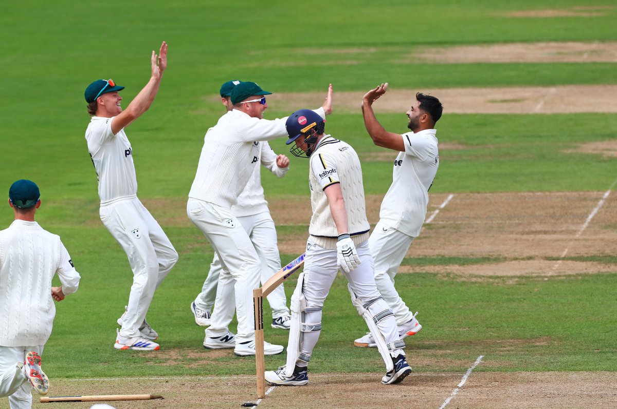 WorcsCCC's tweet image. Khurram Shahzad's opening spell for the Pears. 🔥
6 overs
2 maidens
7 runs
3️⃣ wickets
INCREDIBLE. ☄️