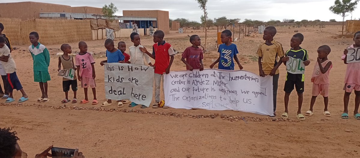 MrsalAhmd95964's tweet image. Peaceful protests continue in Agadez center in front of @UNHCRNiger office for 304 days demanding a decent life but no one has responded to our calls so far @UNHCRNiger violates our rights again and cuts off food to refugees here refugees are dying of hunger Please save us please