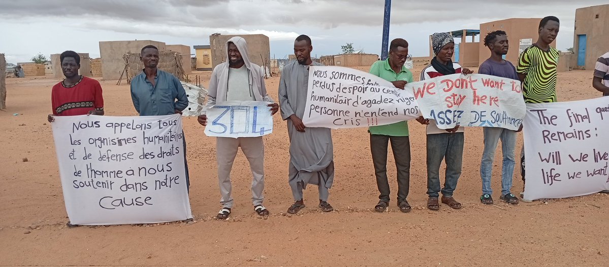 MrsalAhmd95964's tweet image. Peaceful protests continue in Agadez center in front of @UNHCRNiger office for 304 days demanding a decent life but no one has responded to our calls so far @UNHCRNiger violates our rights again and cuts off food to refugees here refugees are dying of hunger Please save us please