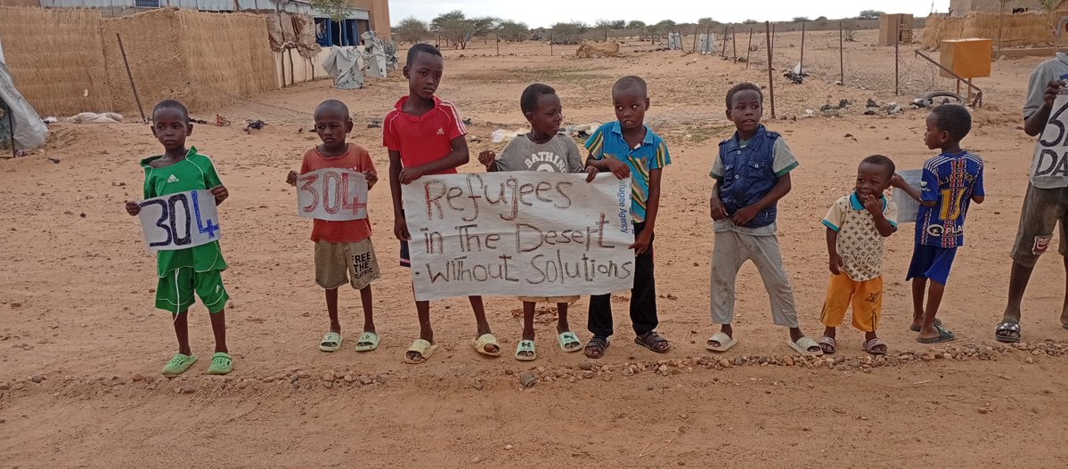MrsalAhmd95964's tweet image. Peaceful protests continue in Agadez center in front of @UNHCRNiger office for 304 days demanding a decent life but no one has responded to our calls so far @UNHCRNiger violates our rights again and cuts off food to refugees here refugees are dying of hunger Please save us please