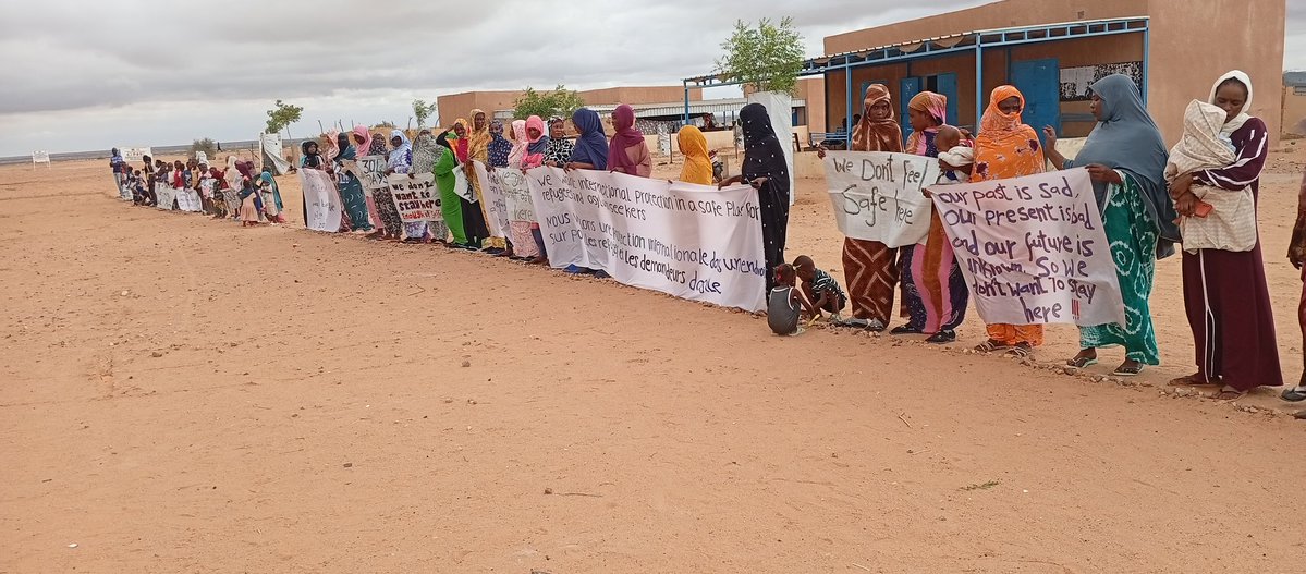 MrsalAhmd95964's tweet image. 304 days of peaceful protest in the so-called invisible humanitarian center in Agadez, Niger, outside the @UNHCRNiger office demanding a dignified life. No one has responded to our calls so far, and @UNHCRNiger has cut off our food supplies.@amnesty @Refugees @UNGeneva @UNHCRgov