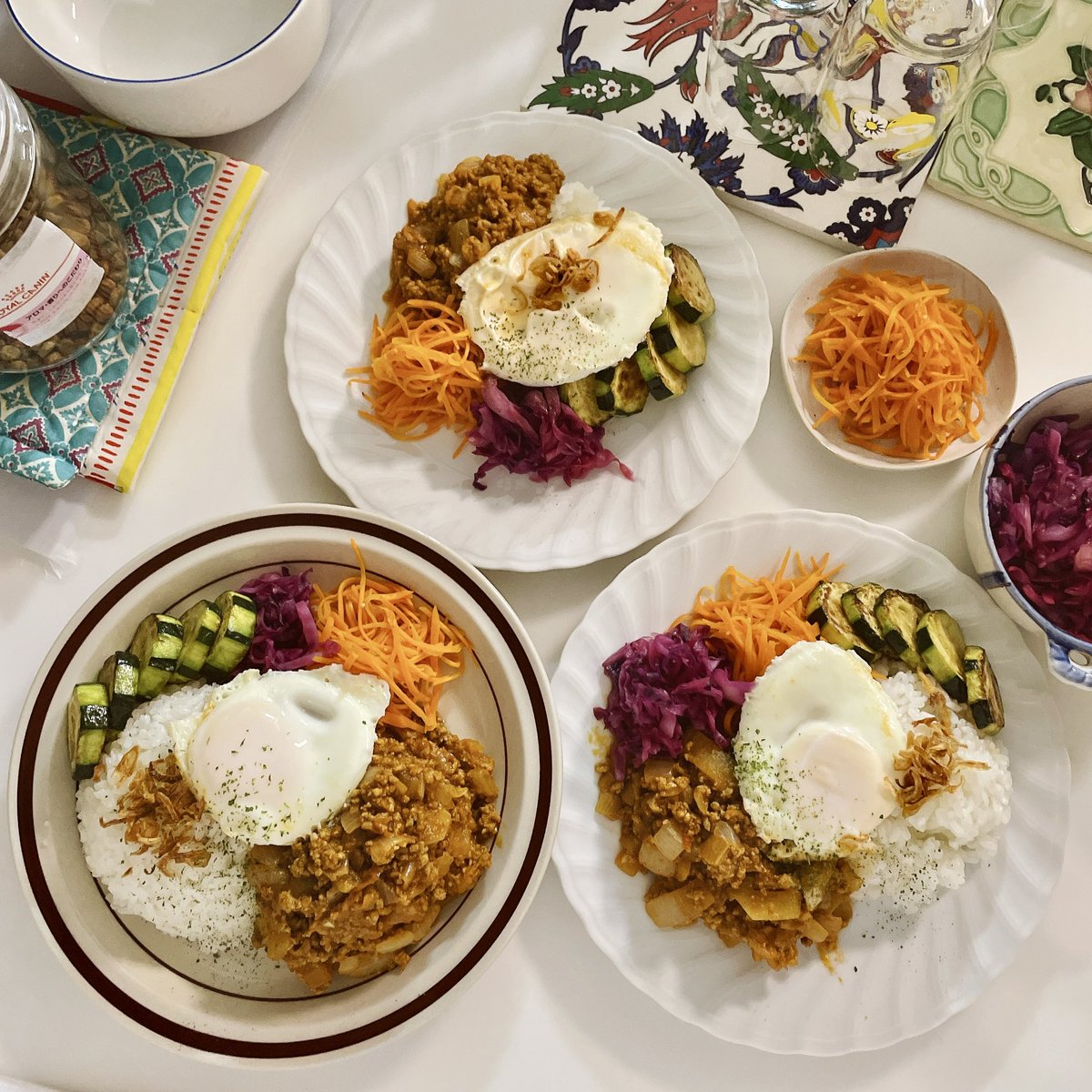 作りおきもそえて今夜はカレー🍛