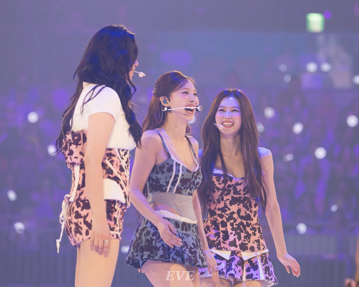TWICE_EVE's tweet image. 250719 HQ
#TWICE #ํธ์์ด์ค #NAYEON #๋์ฐ #ใใจใณ #์ฌ๋ #SANA #ใตใ #์ ์ฐ #JEONGYEON #ใธใงใณใจใณ