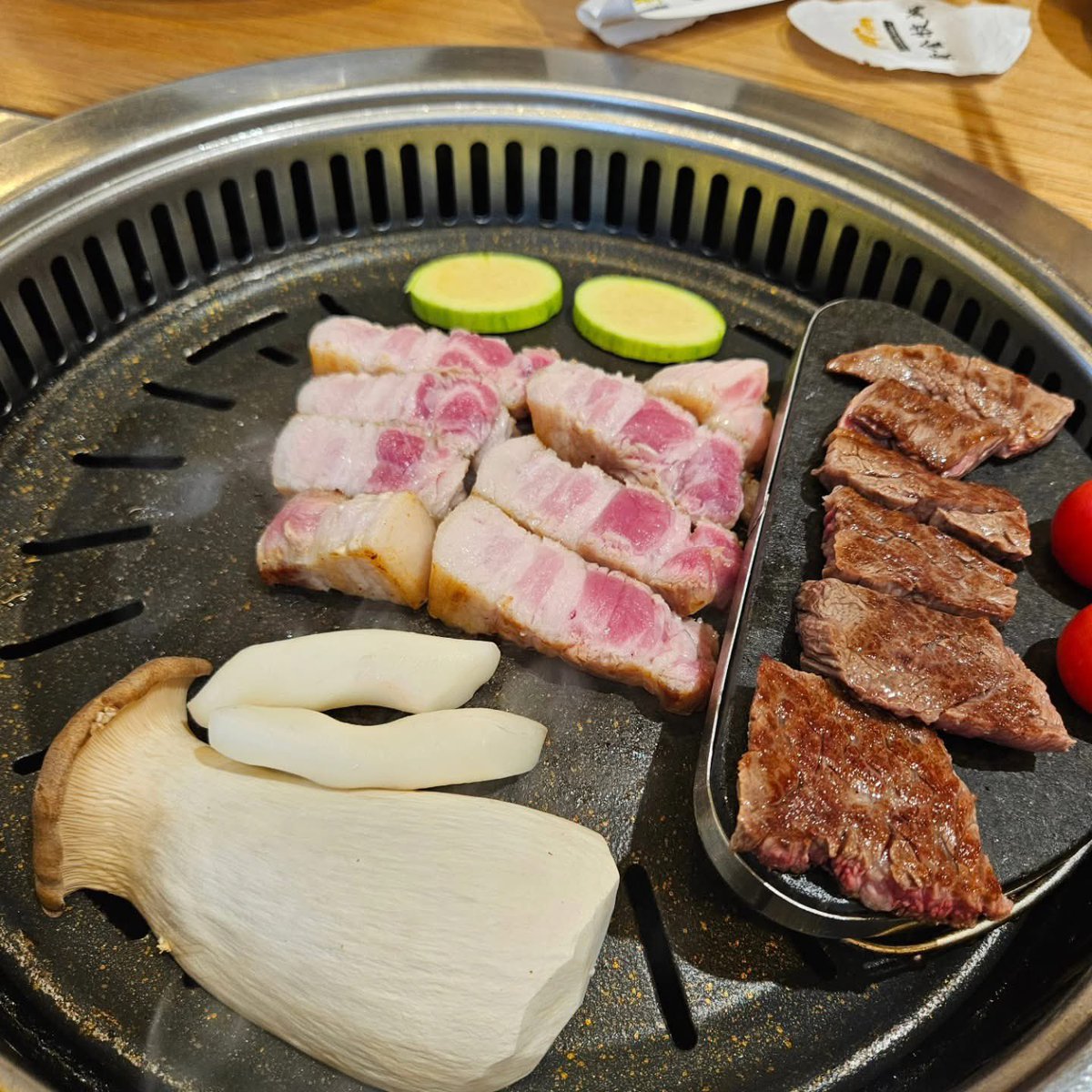 shinzihiramatsu's tweet image. 昨日から韓国ソウルに来てるよん❣️今日は世界遺産に登録された水原華城(大谷選手の元通訳とは関係ない 笑)と民族村を見て回ったんだけど足がだるくなって疲れた〜❗️添乗員さんがオイラの仕事に食い付いてきて中々面白かったよん❣️(笑)