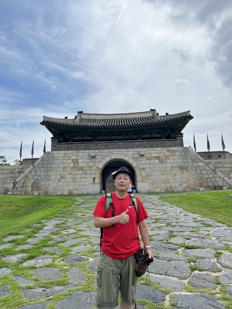 shinzihiramatsu's tweet image. 昨日から韓国ソウルに来てるよん❣️今日は世界遺産に登録された水原華城(大谷選手の元通訳とは関係ない 笑)と民族村を見て回ったんだけど足がだるくなって疲れた〜❗️添乗員さんがオイラの仕事に食い付いてきて中々面白かったよん❣️(笑)