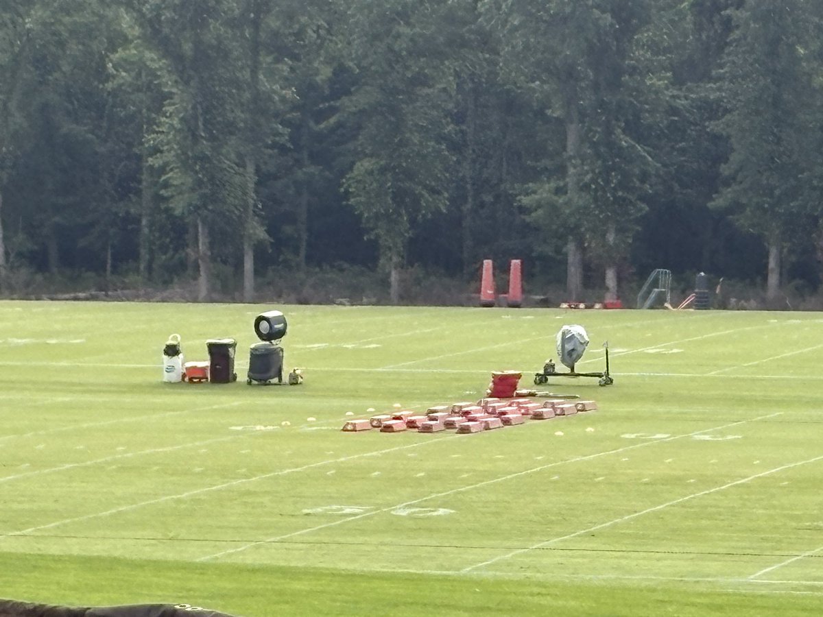 13BrianSmith's tweet image. Ahhhhh…we can smell the freshly cut grass! It’s officially training camp for the @Commanders . Washington coming off an incredible 12-4 season. Our live coverage is at 4, 5 & 6, a streaming show at 7 and recap at 11 with myself & @shanefordhamtv @13NewsNow 🏈🏈🏈