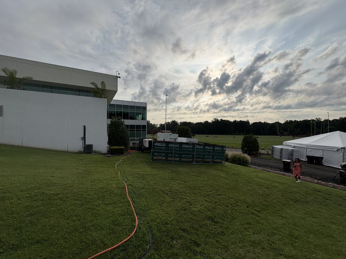 13BrianSmith's tweet image. Ahhhhh…we can smell the freshly cut grass! It’s officially training camp for the @Commanders . Washington coming off an incredible 12-4 season. Our live coverage is at 4, 5 & 6, a streaming show at 7 and recap at 11 with myself & @shanefordhamtv @13NewsNow 🏈🏈🏈