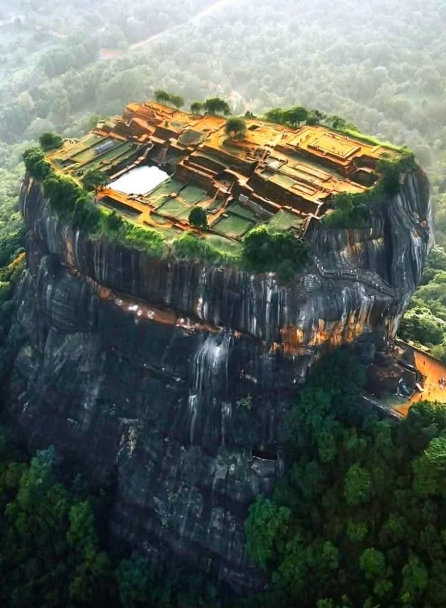 4biddnKnowledge's tweet image. Would you live here? Nature took over this ancient Sri Lankan city. Sigiriya is an ancient fortress city sitting on a massive column of rock nearly 200 metres high. According to ancient Sri Lankan history, the site was selected by King Kashyapa for his new capital. However, it…