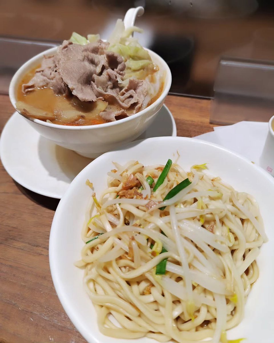 ShowaDays's tweet photo. 오늘 저녁은 국물과 함께한 간단한 비빔면🍜
심플하고, 딱 좋고, 머리 안 써도 되는 조합.
매일 밥을 먹는 이 작은 일이
진짜 마음을 다시 차분하게 만들어줘요🌿
#타이베이저녁 #비빔면 #생활의리듬 #밥은중요한작은일 https://t.co/ZR0zdnFoDP