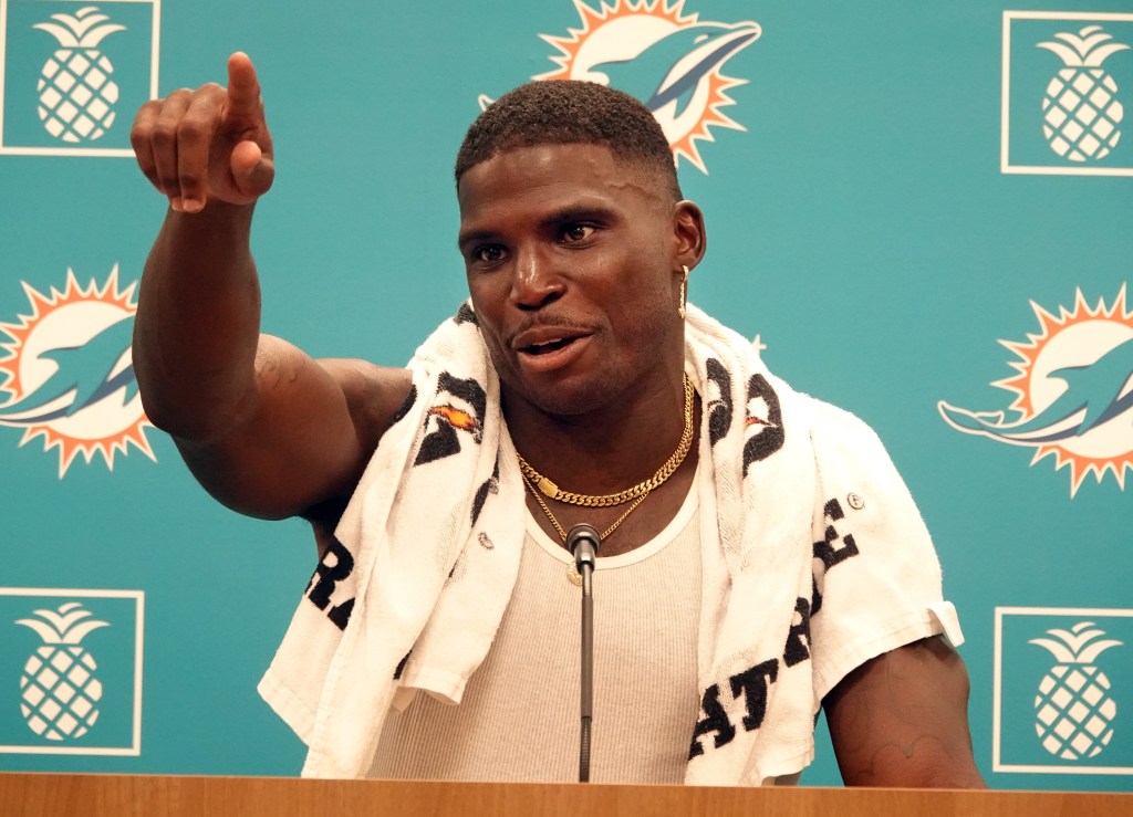 SSMiamiDolphins's tweet image. #Dolphins Deep Dive with @Chrisperk & @DavidFurones_: #Tyreek Hill’s mature mindset, and veterans reporting to camp | VIDEO trib.al/OTSU4ek #NFL