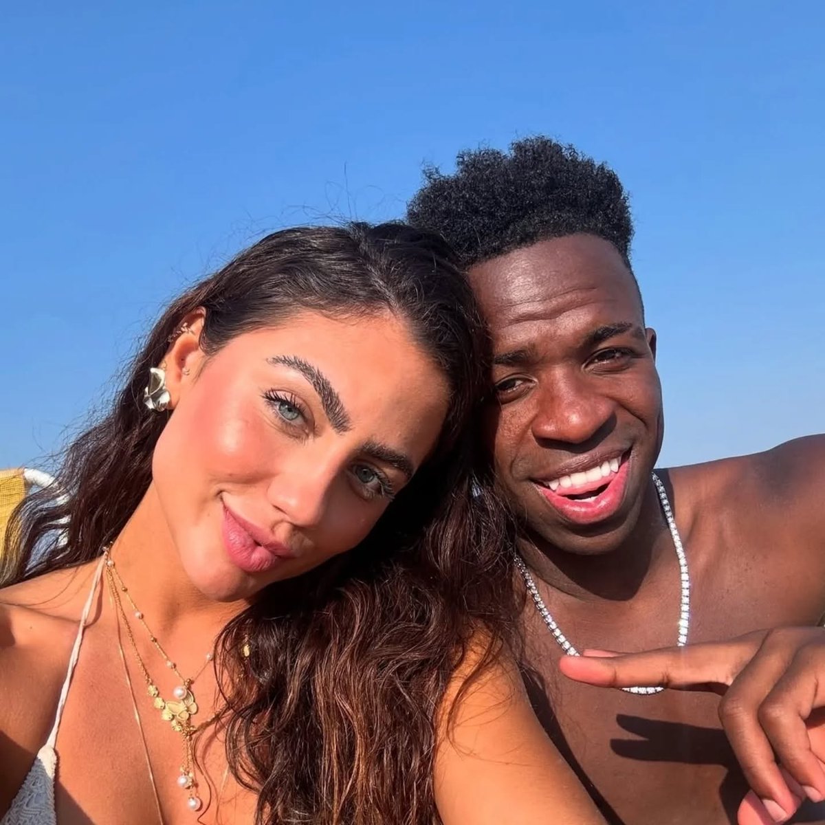 Pimpolhodoceu's tweet image. A sorte do Vinícius jr é que o mundo está recheado de putas lindas e interesseiras caso contrário estaria fofido. Que mlk feio do caralho...