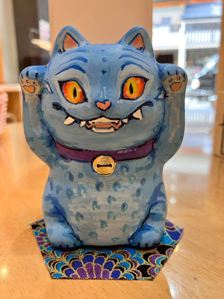 とても芸術的な招き猫の絵付け作品です！ お顔ほもちろん、後ろ姿まで