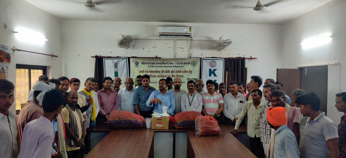 csirnbrilko's tweet image. 🚜🌿 Under @CsirAroma NBRI organized a training program for 45 farmers at KVK Katiya, Sitapur on 23 Jul 25.
Experts shared insights on turmeric & Nagarmotha cultivation🌱✨
100 kg Nagarmotha rhizomes + PSB biofertilizer were distributed to beneficiaries.💪🌾
@akshasany