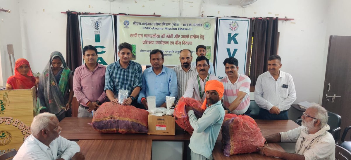 csirnbrilko's tweet image. 🚜🌿 Under @CsirAroma NBRI organized a training program for 45 farmers at KVK Katiya, Sitapur on 23 Jul 25.
Experts shared insights on turmeric & Nagarmotha cultivation🌱✨
100 kg Nagarmotha rhizomes + PSB biofertilizer were distributed to beneficiaries.💪🌾
@akshasany