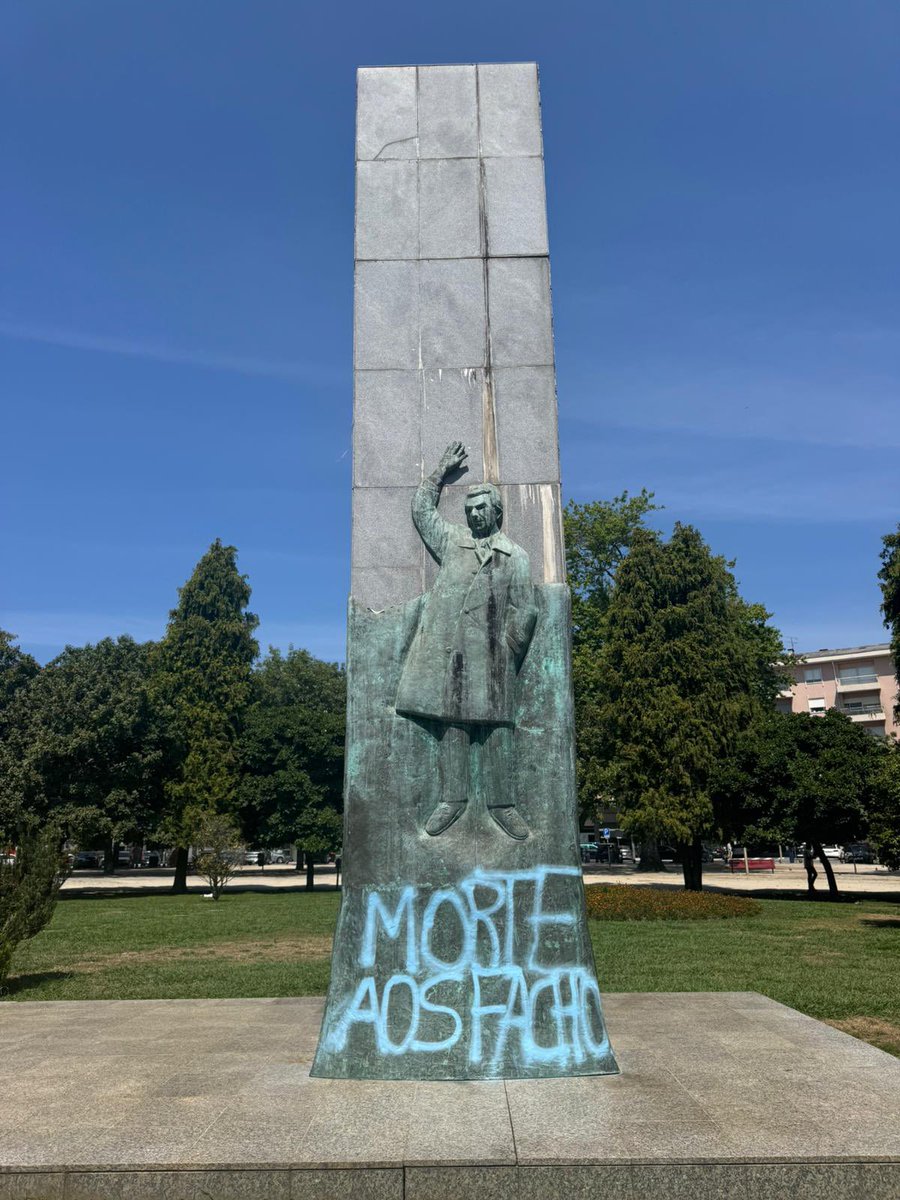 PartidoCHEGA's tweet image. A extrema-esquerda vandalizou o património público, onde serão hoje apresentados os nossos candidatos autárquicos ao município do Porto. Foi uma tentativa desesperada de nos silenciar! Não vão conseguir!