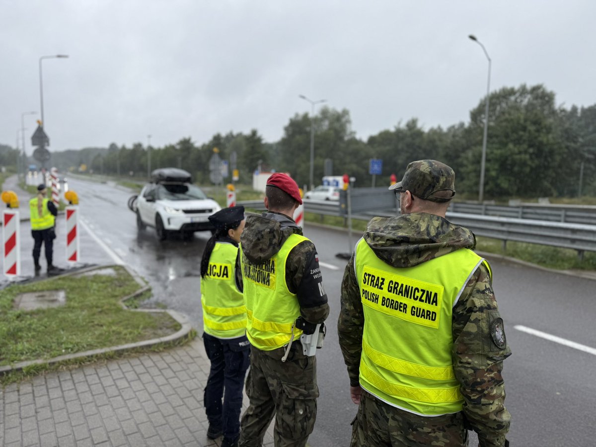 KWPwSzczecinie's tweet image. Granica 🇵🇱🇩🇪 strzeżona jest przez 24 h. Zachodniopomorscy 👮🏼👮🏻♂️ wspierają @Straz_Graniczna w kontrolach na przejściach @PomZachodnie
Bez względu na warunki ☀️🌧️ nasi funkcjonariusze ramię w ramię z innymi służbami dbają o bezpieczeństwo w pasie granicznym 🤝
@PolskaPolicja…