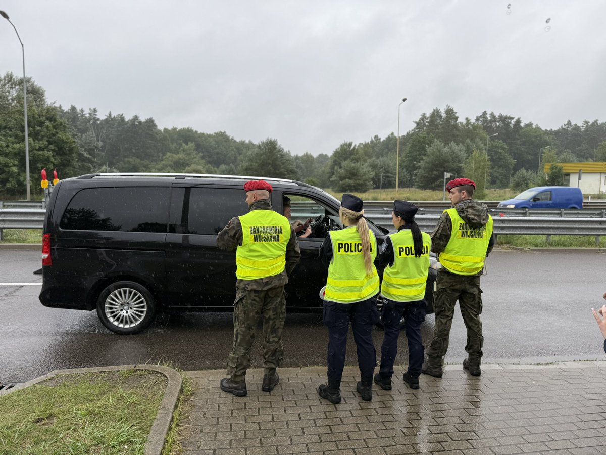 KWPwSzczecinie's tweet image. Granica 🇵🇱🇩🇪 strzeżona jest przez 24 h. Zachodniopomorscy 👮🏼👮🏻♂️ wspierają @Straz_Graniczna w kontrolach na przejściach @PomZachodnie
Bez względu na warunki ☀️🌧️ nasi funkcjonariusze ramię w ramię z innymi służbami dbają o bezpieczeństwo w pasie granicznym 🤝
@PolskaPolicja…
