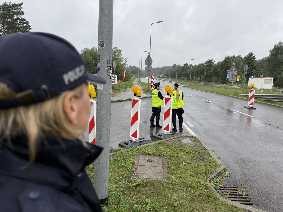 KWPwSzczecinie's tweet image. Granica 🇵🇱🇩🇪 strzeżona jest przez 24 h. Zachodniopomorscy 👮🏼👮🏻♂️ wspierają @Straz_Graniczna w kontrolach na przejściach @PomZachodnie
Bez względu na warunki ☀️🌧️ nasi funkcjonariusze ramię w ramię z innymi służbami dbają o bezpieczeństwo w pasie granicznym 🤝
@PolskaPolicja…