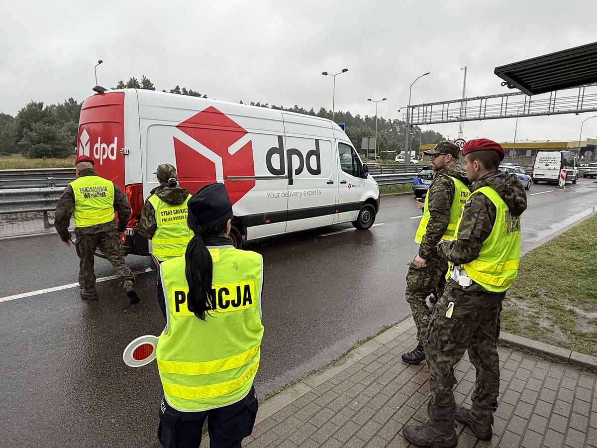KWPwSzczecinie's tweet image. Granica 🇵🇱🇩🇪 strzeżona jest przez 24 h. Zachodniopomorscy 👮🏼👮🏻♂️ wspierają @Straz_Graniczna w kontrolach na przejściach @PomZachodnie
Bez względu na warunki ☀️🌧️ nasi funkcjonariusze ramię w ramię z innymi służbami dbają o bezpieczeństwo w pasie granicznym 🤝
@PolskaPolicja…