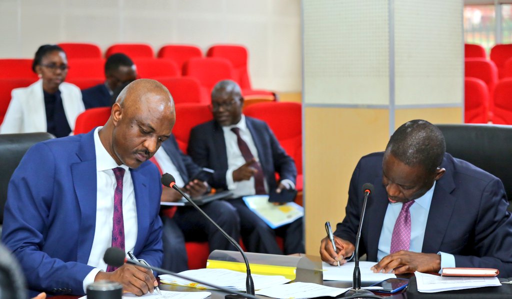 mofpedU's tweet image. FINANCE MINISTRY SIGNS SERVICE LEVEL AGREEMENT WITH BANK OF UGANDA:
PSST @rggoobi today signed a service level agreement (SLA) with the Governor @BOU_Official, Michael Atingi-Ego at @mofpedU
The agreement stipulates the roles and responsibilities of each party in their…