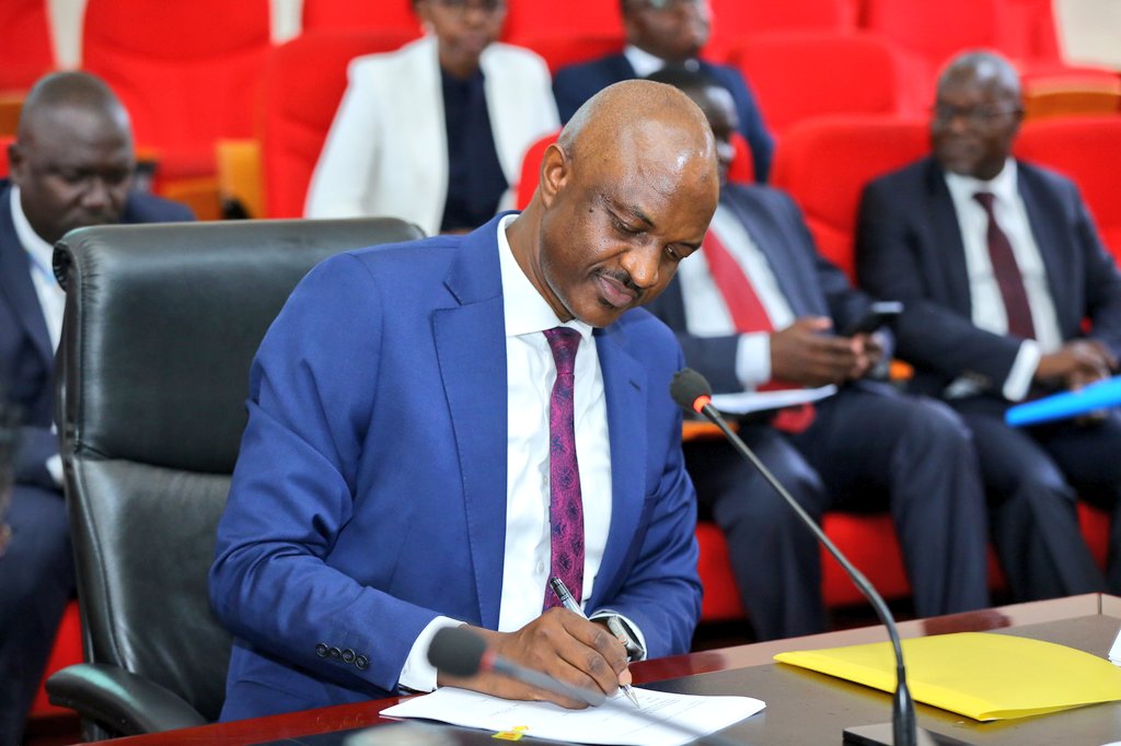 mofpedU's tweet image. FINANCE MINISTRY SIGNS SERVICE LEVEL AGREEMENT WITH BANK OF UGANDA:
PSST @rggoobi today signed a service level agreement (SLA) with the Governor @BOU_Official, Michael Atingi-Ego at @mofpedU
The agreement stipulates the roles and responsibilities of each party in their…