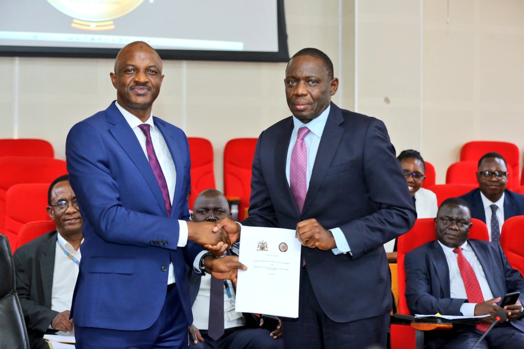 mofpedU's tweet image. FINANCE MINISTRY SIGNS SERVICE LEVEL AGREEMENT WITH BANK OF UGANDA:
PSST @rggoobi today signed a service level agreement (SLA) with the Governor @BOU_Official, Michael Atingi-Ego at @mofpedU
The agreement stipulates the roles and responsibilities of each party in their…