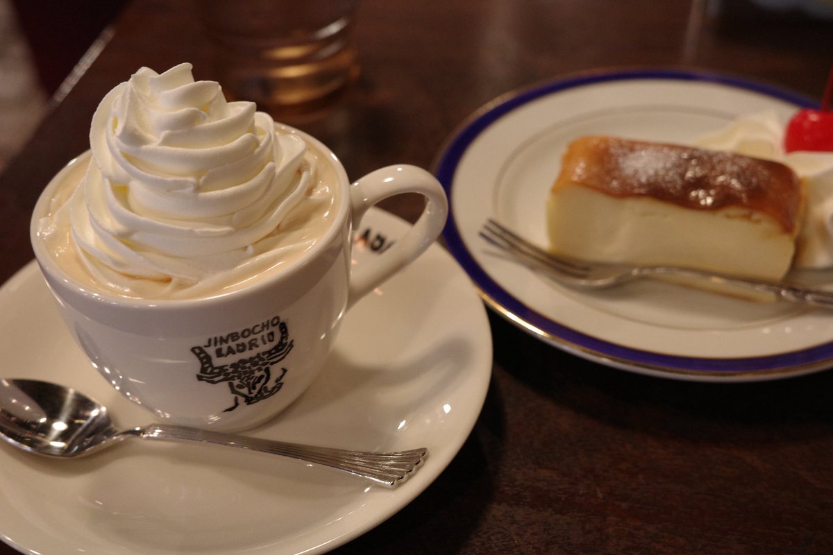 sat_zakiyama's tweet image. 今日は神保町でボンディとcaféラドリオに行ってきました。
ラドリオはウインナーコーヒー発祥のお店らしいです。
どちらも美味しかった!!