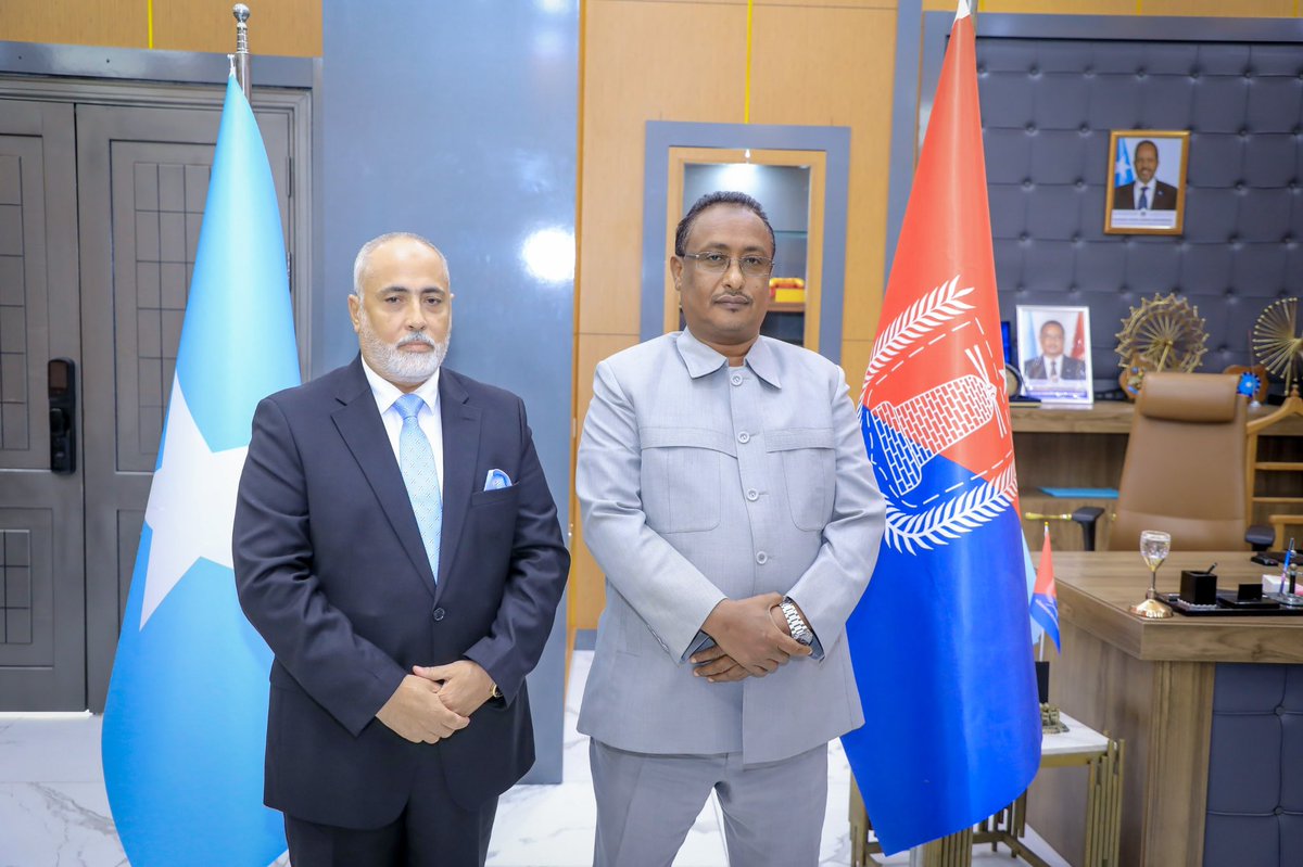 Guddoomiyaha G/Banaadir ahna Duqa Muqdisho Dr. Xasan Maxamed Xuseen (Muungaab) iyo Kusimaha Safiirka dalka Libiya Md. Nasar Maxamed Alsanuusi ayaa ka wada hadlay fursadaha iskaashiga ee dhex mari kara labada Caasimadood iyo dardargelinta heshiiskii dhexmaray Tripoli iyo Muqdisho.