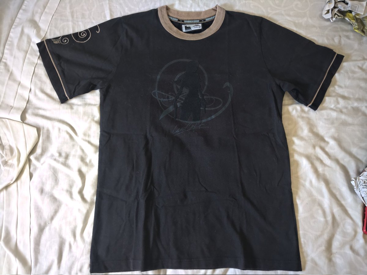 CiskoNokia's tweet photo. Nueva #rertro adquisición para añadir a mi inmensa Croftlección 😎
Camiseta de invierno oficial basada en el juego Tomb Raider El ángel de la oscuridad de color negra con varios bordados y primera vez que alguien me regala semillas para plantar flores 👀😁 https://t.co/AhZBOrvW0z